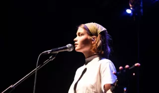 Poplab Drenthe – Femke Brinksma – vrouw met microfoon